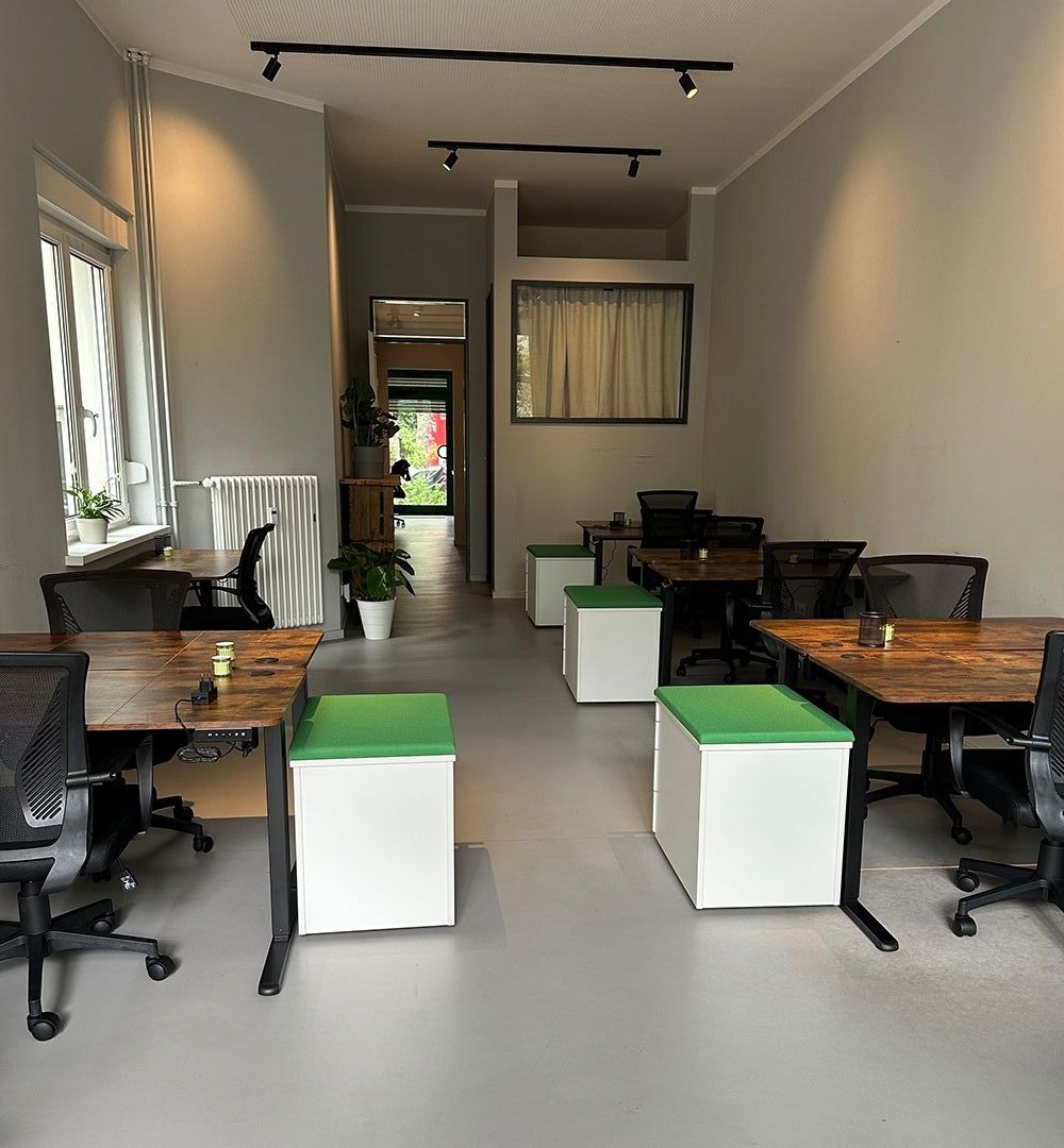 Blick ins Büro mit Sicht auf die Arbeitsplätze