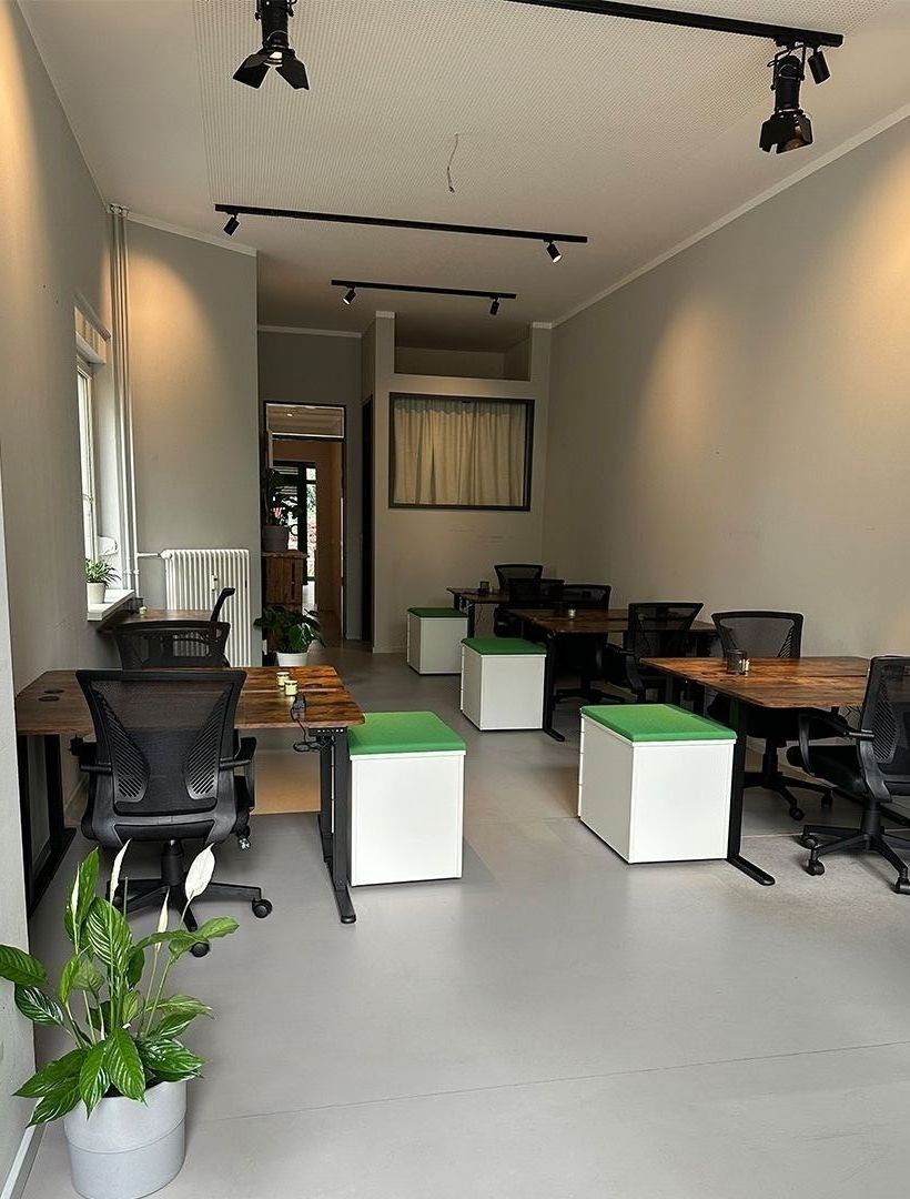 Ein Blick in ein aufgeräumtes Büro mit Sicht auf die Arbeitsplätze