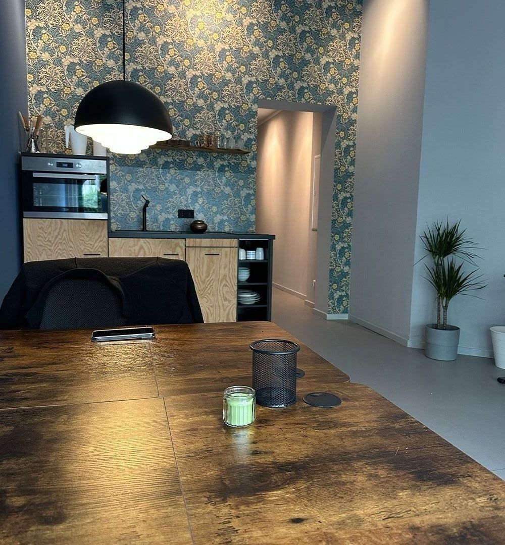 Küchenbereich mit modernem Interior und Blumentapete